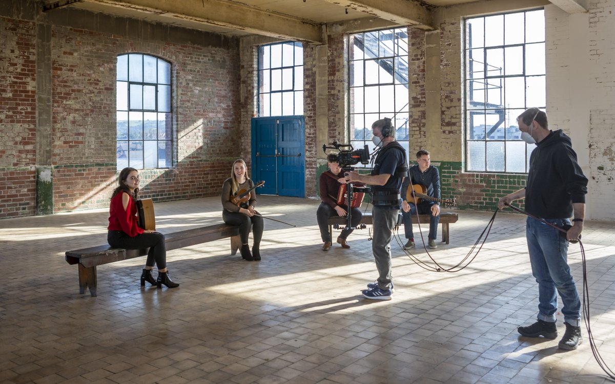 Sruth - Ag tosú ANOCHT 21:30 

Don't miss the series premiere of #Sruth tonight.