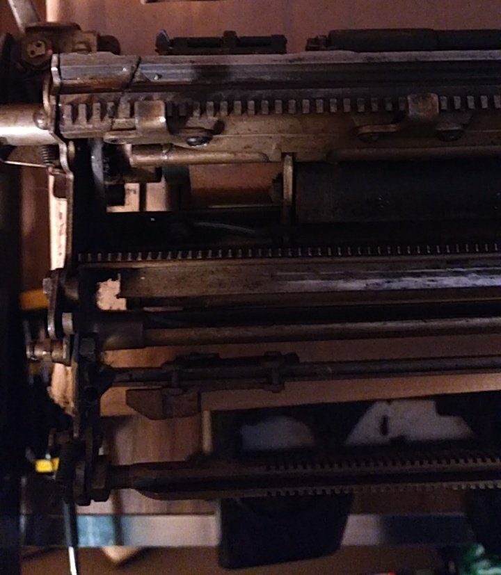 nikko_wolf's tweet image. Next on the restoring bench. 

A royal 10 typewritter

Dual windows. 

It need the action of the keys fixed. The O key doesn&apos;t strike. And the front casting snapped off. Including the main rail the mechanism slides on. 

#restoring 
#typewritter