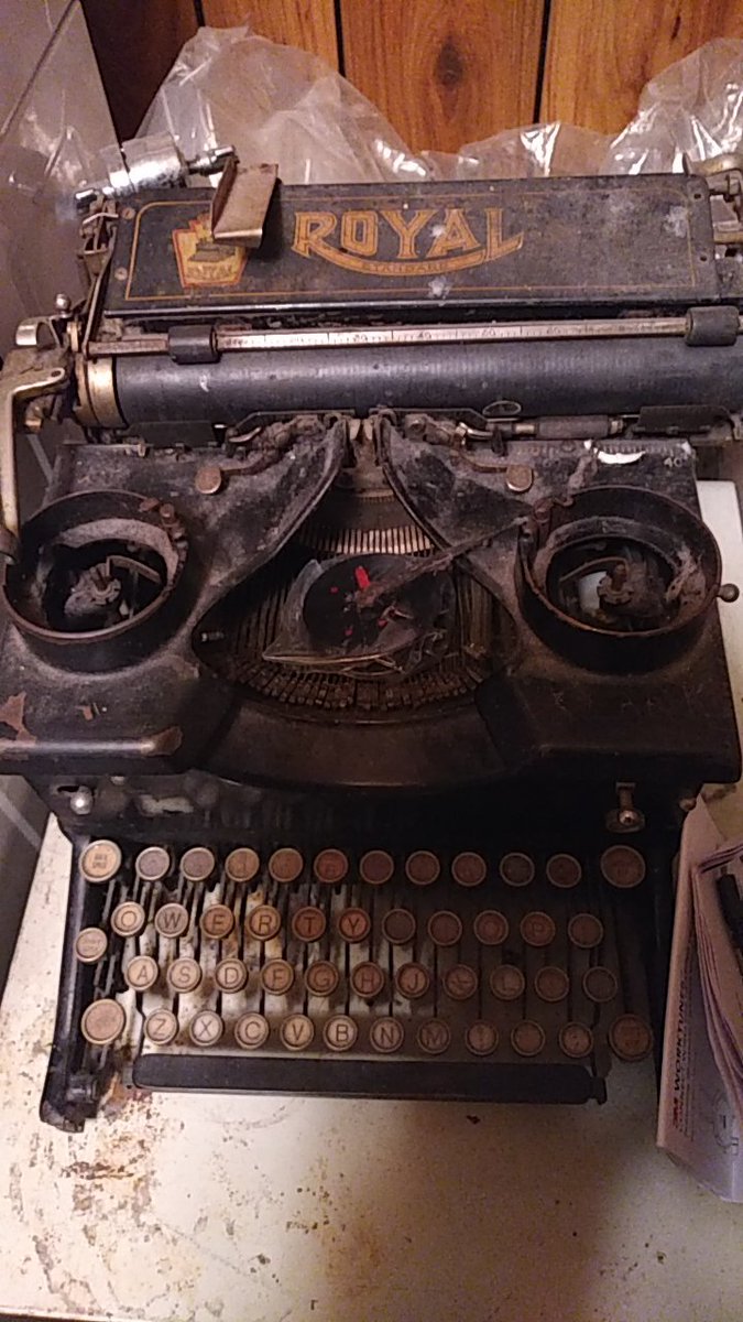 nikko_wolf's tweet image. Next on the restoring bench. 

A royal 10 typewritter

Dual windows. 

It need the action of the keys fixed. The O key doesn&apos;t strike. And the front casting snapped off. Including the main rail the mechanism slides on. 

#restoring 
#typewritter