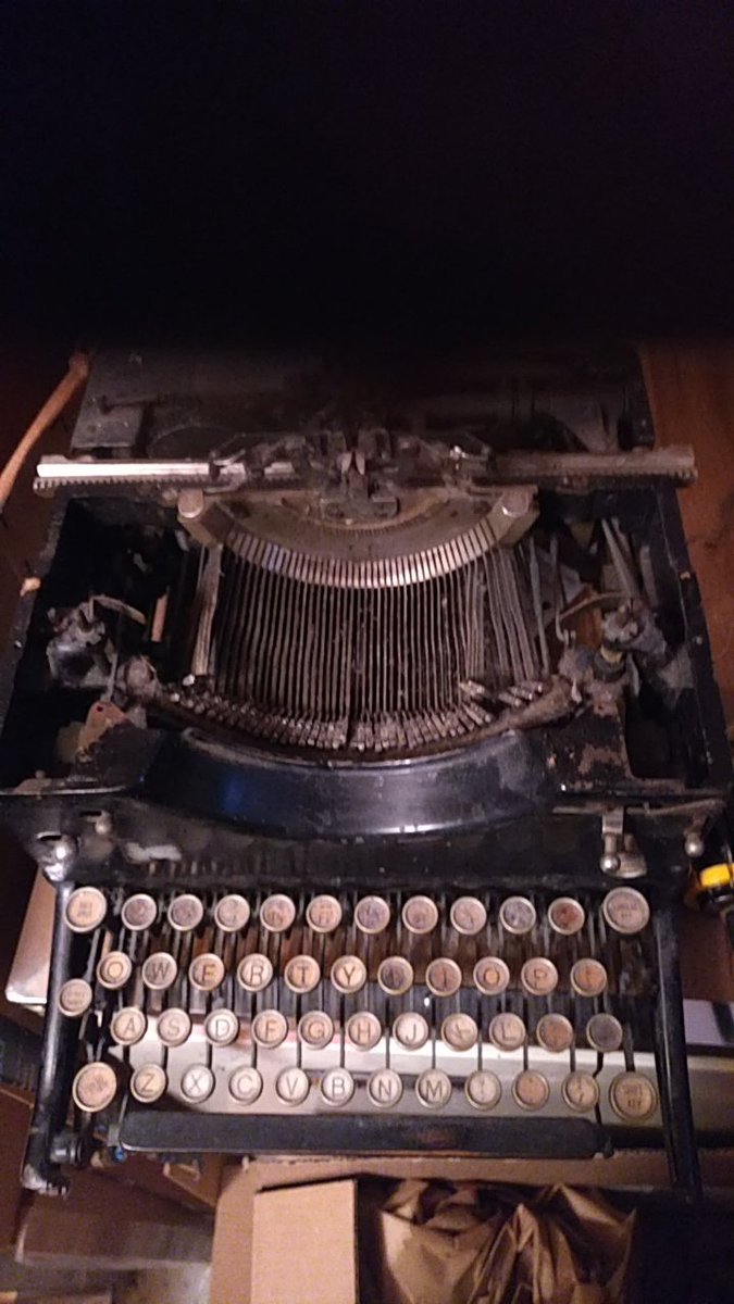 nikko_wolf's tweet image. Next on the restoring bench. 

A royal 10 typewritter

Dual windows. 

It need the action of the keys fixed. The O key doesn&apos;t strike. And the front casting snapped off. Including the main rail the mechanism slides on. 

#restoring 
#typewritter