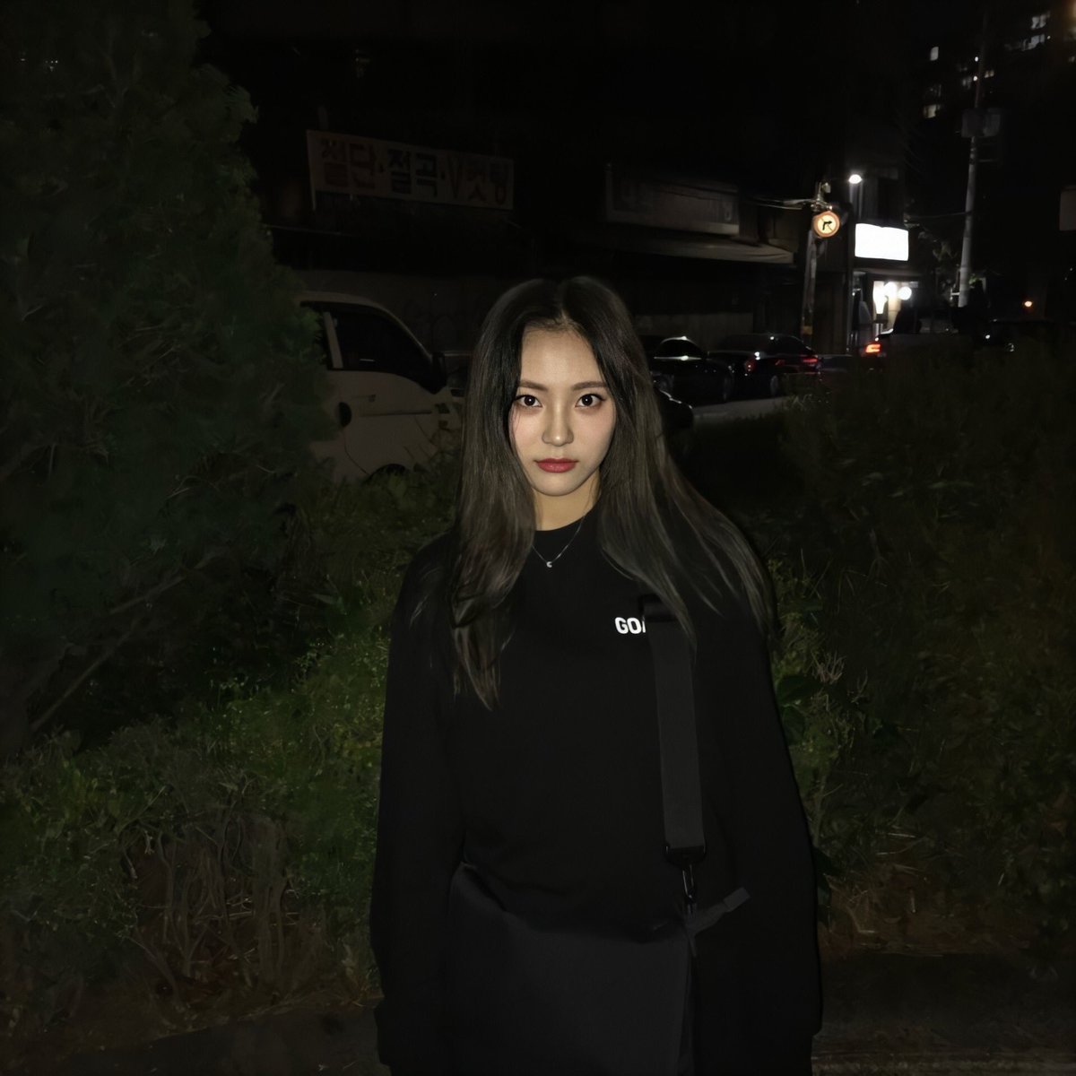 j1nsouls's tweet photo. @lovesickloons she has these^^ there are a few more like the one with the bucket hat and some of her older selfies too https://t.co/i4xB2NoKf6