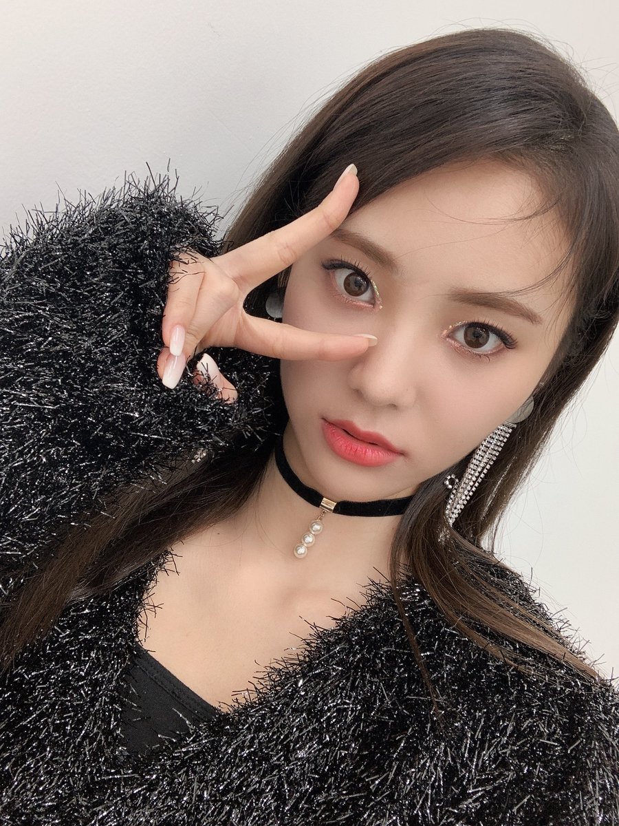 j1nsouls's tweet photo. @lovesickloons she has these^^ there are a few more like the one with the bucket hat and some of her older selfies too https://t.co/i4xB2NoKf6