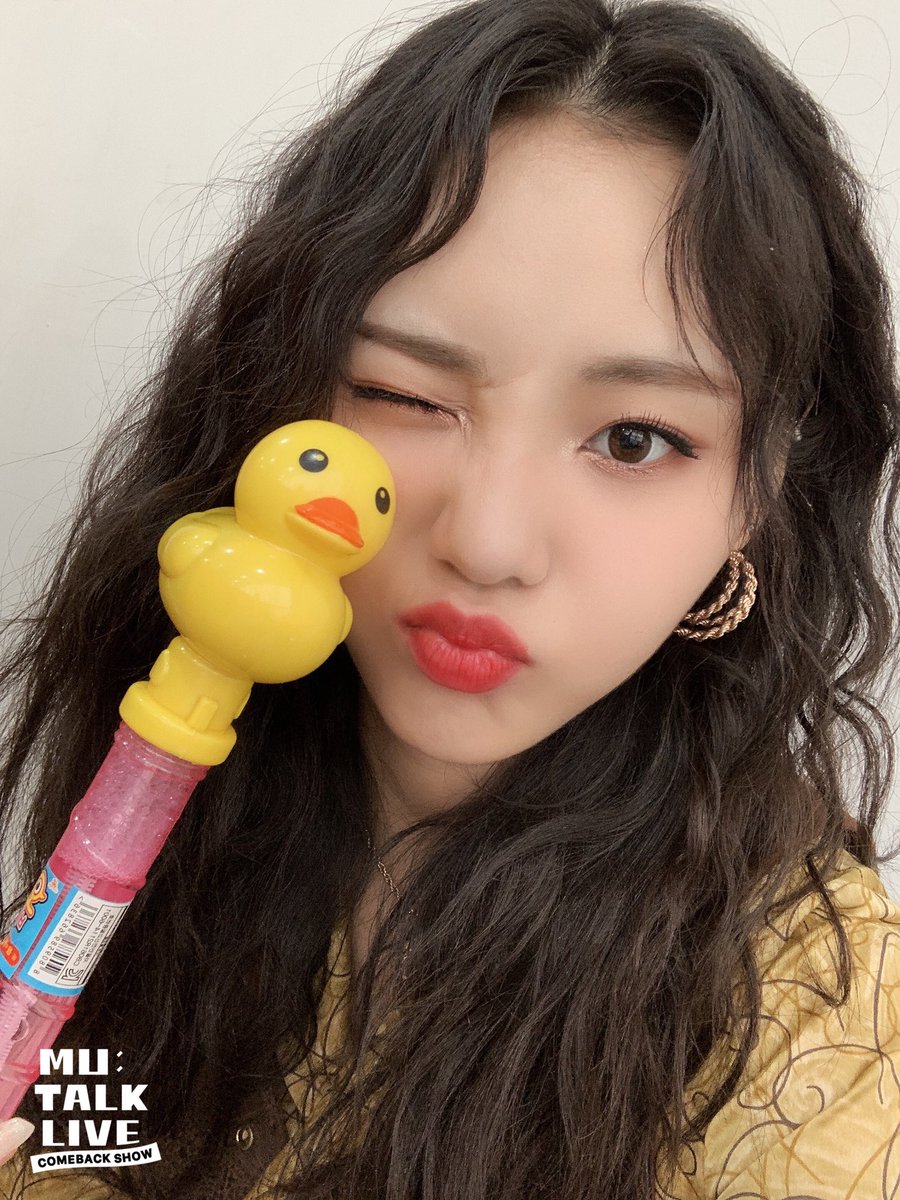 j1nsouls's tweet photo. @lovesickloons she has these^^ there are a few more like the one with the bucket hat and some of her older selfies too https://t.co/i4xB2NoKf6