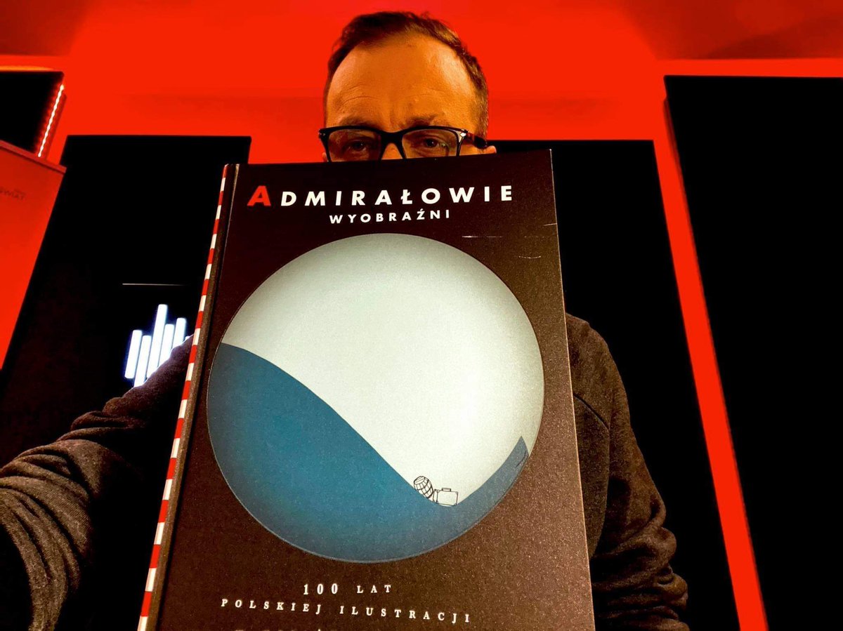 RadioNowySwiat's tweet photo. Sto lat w jednej książce? Redaktor rozpocznie o 19:00. #RTDW @RTDW_Nowy_Swiat @znajwyzszejpolk #CzytałMichałNogaś #PioniPoziom https://t.co/s45wOK9hQY