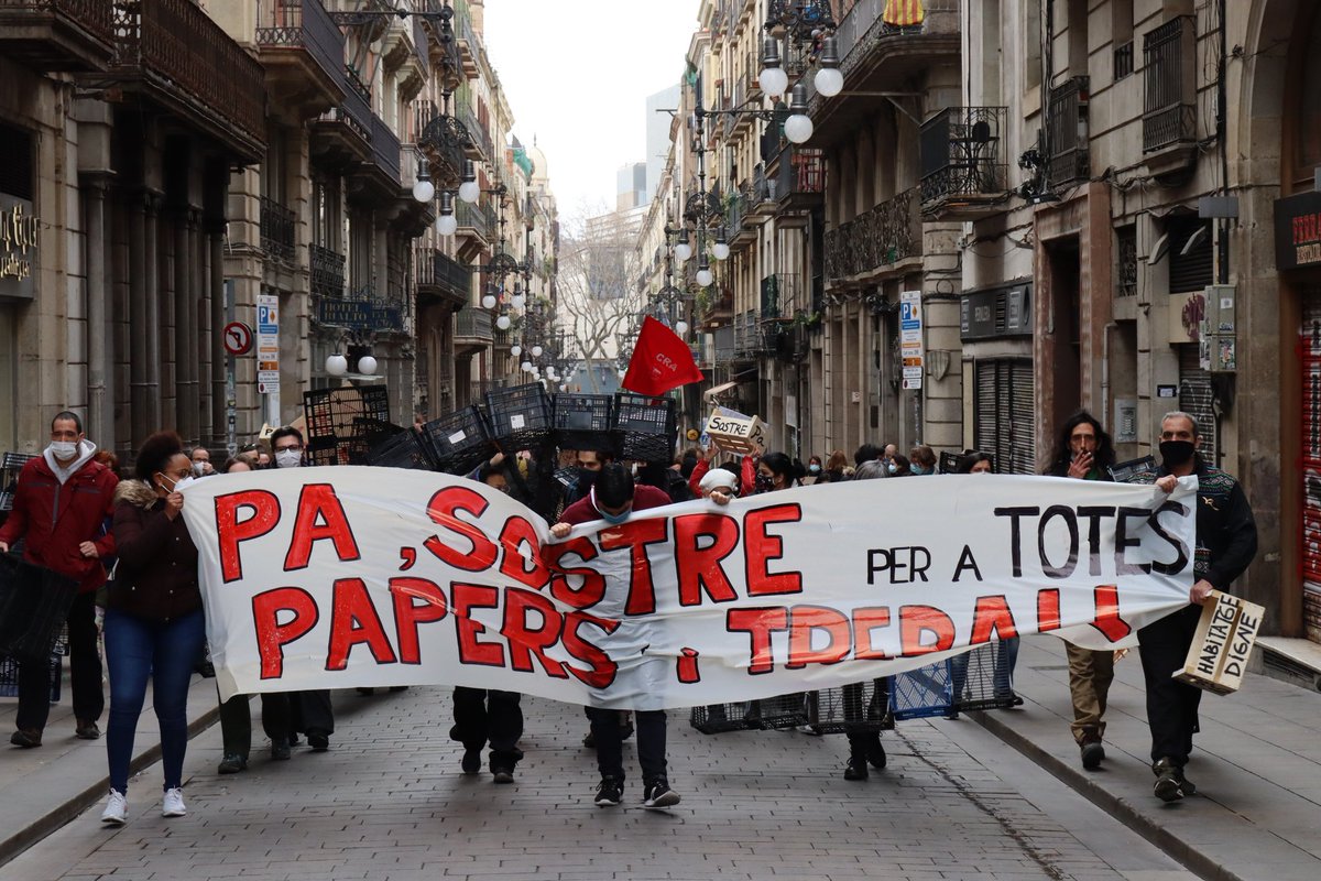 xarxa_d's tweet photo. Les xarxes d'aliments i suport mutu de BCN #interxarxesBCN avui hem sortit al carrer per aixecar la veu i exigir a @bcn_ajuntamentnal i @govern el control dels recursos públics. Hem demostrat saber-nos organitzar i gestionar per posar la vida, malgrat les institucions✊🏾✊🏾 https://t.co/i73RTxCPG7