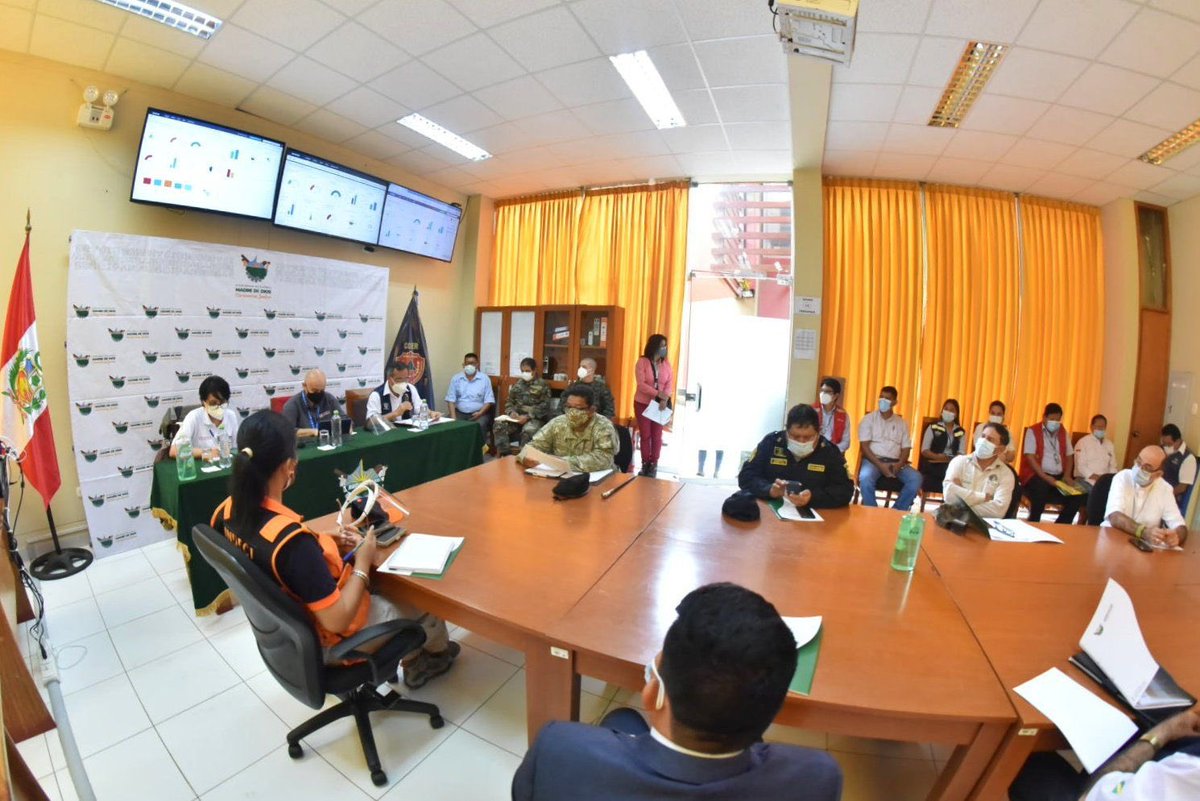 viviendaperu's tweet photo. ➡️ La viceministra Añaños, el coordinador del Centro de Atención al Ciudadano del MVCS en la región y el responsable del Programa Nuestras Ciudades de Cusco se reúnen en el COER de #MadreDeDios con autoridades regionales y locales para articular acciones en ayuda de damnificados. https://t.co/7bVLZEbyU1