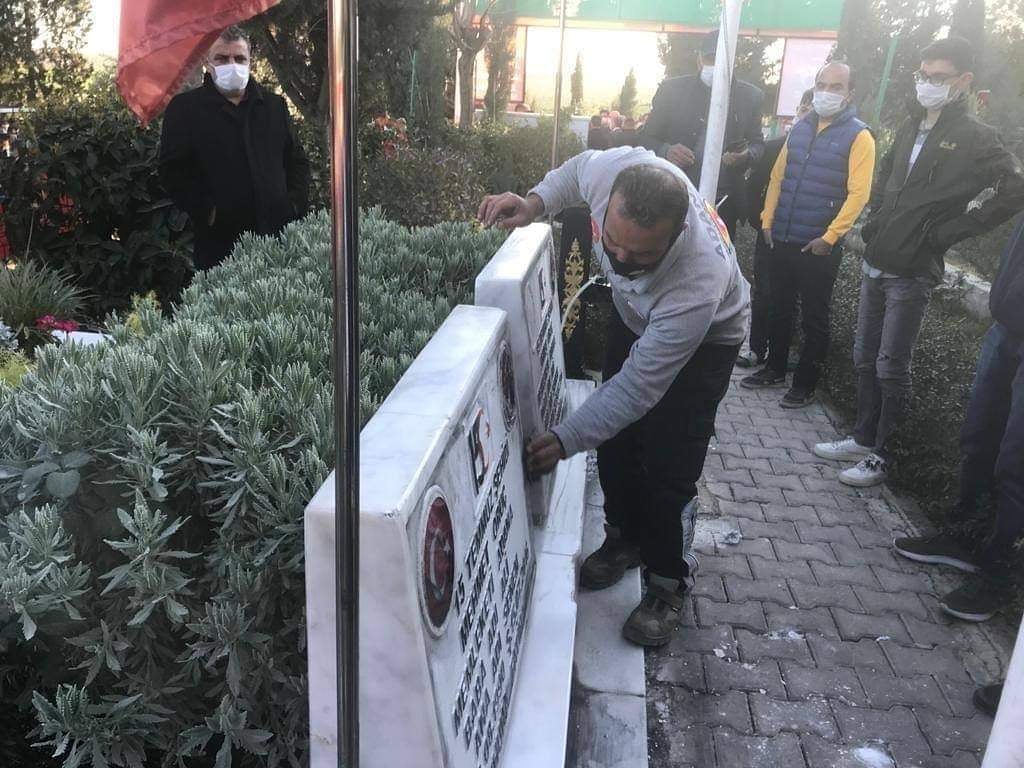 Ali Hocalı Mezarlığında içlerinde Şehit ikiz kardeşlerimiz Ahmet ve Mehmet Oruç'un mezarının da bulunduğu onlarca mezara yapılan hain,alçak saldırıyı kınıyoruz.
Aziz şehitlerimize ve tüm ölmüşlerimize yapılan bu eylemin faillerinin bulunup cezalandırılmasını bekliyoruz.