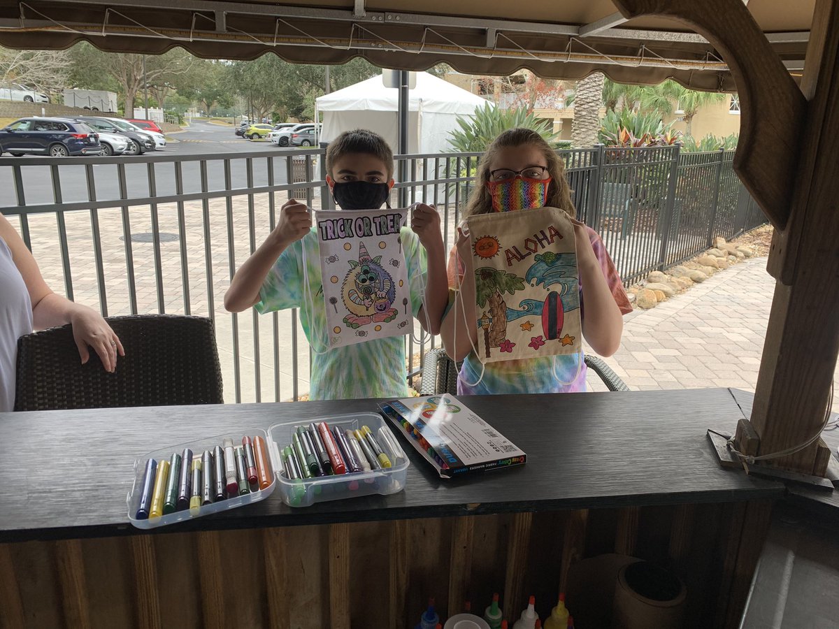 PACHospitality's tweet photo. π₯@activityorlando Dept.
Nice Breezy day for our Drawstring Backpack activity.π€#DrawstringBackpacks #MDRActivities #PACAtMDR #stayvacationed https://t.co/UbnbzZgSip https://t.co/SIRqe3CWNy