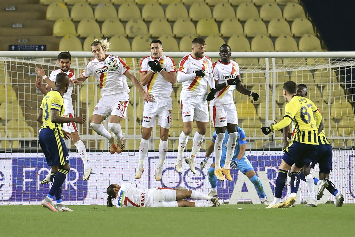 Topun başında mesut ile sosa ya sıra gelmemesine mi yanalım yoksa ayağına gelen her topu orta açmaya çalışan canerin çıkarken artistligine mi yanalım böyle bir kadroyla bu  taraftarı bu kadar karamsarlığa ancak bizimkiler götürebilirdi zaten...
#erolbulut 
#caner 
#MesutOzil