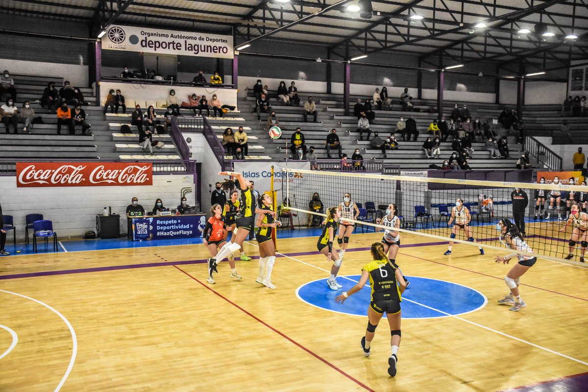 CVAguereVoley's tweet photo. ✅La afición alienta al Aguere hacia los tres puntos

🔸Las aurinegras superan 3-0 (25-16/25-20/25-22) al Universitat D’Alacant en el primer encuentro con público de la temporada. 

📲Leer crónica: https://t.co/wr3Fid6aNZ

#GuerrerasAurinegras🐝 #AguereAlacant🆚 https://t.co/5ddDD5NSTO