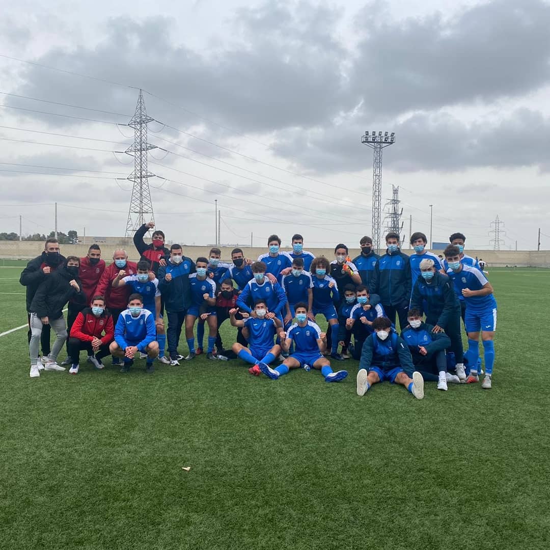 MariOtero13's tweet photo. Fuenlabrada 2-0 San Fernando. Este grupo de chavales están demostrando que con unión, compromiso y mentalidad se puede conseguir todo lo que uno se proponga. Os merecéis todo y más. @CFuenlabradaSAD https://t.co/K0XxVwN0vU
