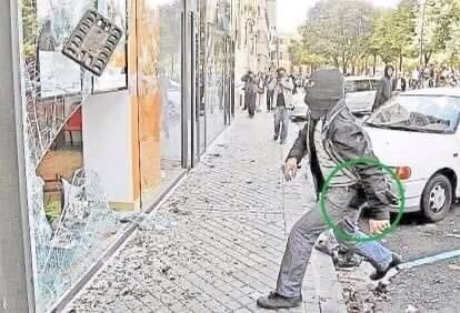 marigelrosello's tweet photo. Antifacista rompiendo escaparates. La pistola? https://t.co/Mjpq4A2nVU