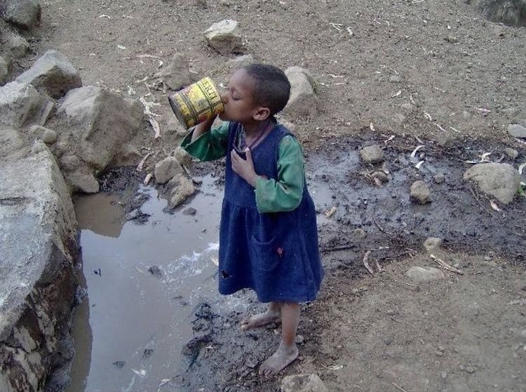 Человек умер без воды. Пьет грязную воду. Ребенок пьет грязную воду. Ребенок из Африки пьет воду.