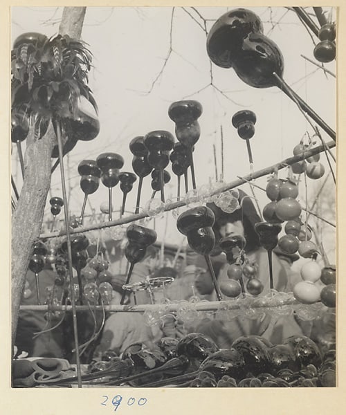 Street vendor's stand displaying gourd-shaped glass trumpets called bu bu deng at New Year's, Beijing, c. 1933-1946

Morrison, Hedda Collection
Photograph by Hedda Morrison
President and Fellows of Harvard College
hv24-163
zpr.io/H6vqJ

#beijing #streetmarket #chin