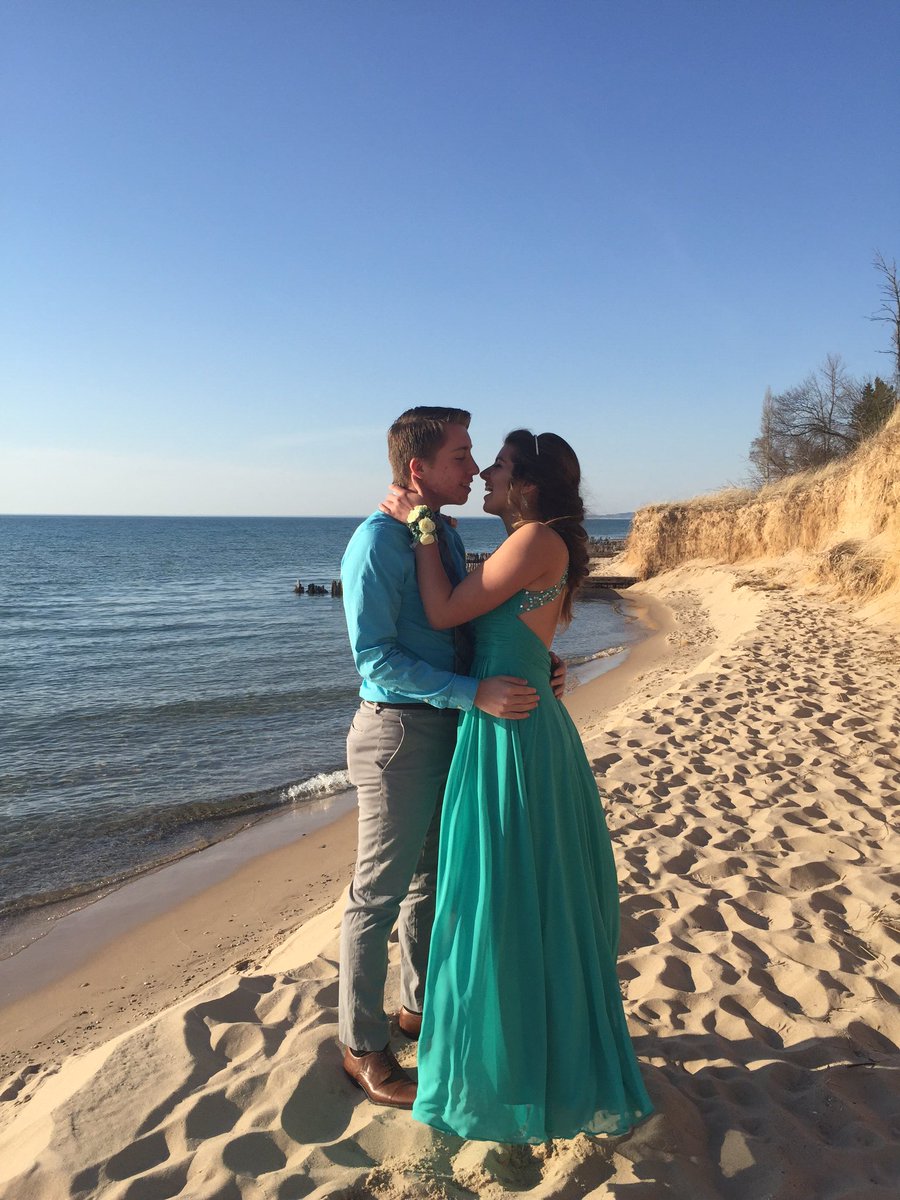 DQ // RAZR tweet media