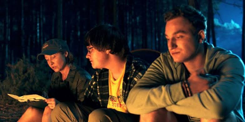 IraCarlovich's tweet image. #SemConexão ganhou fama por ser o 1° terror polonês da história. E também foi bombardeado.

Slasher com um grupo de adolescentes em um acampamento para viciados em tecnologia. Tem todos clichês do gênero, quase uma homenagem a esse estilo de terror.

Eu adorei.

Na @NetflixBrasil