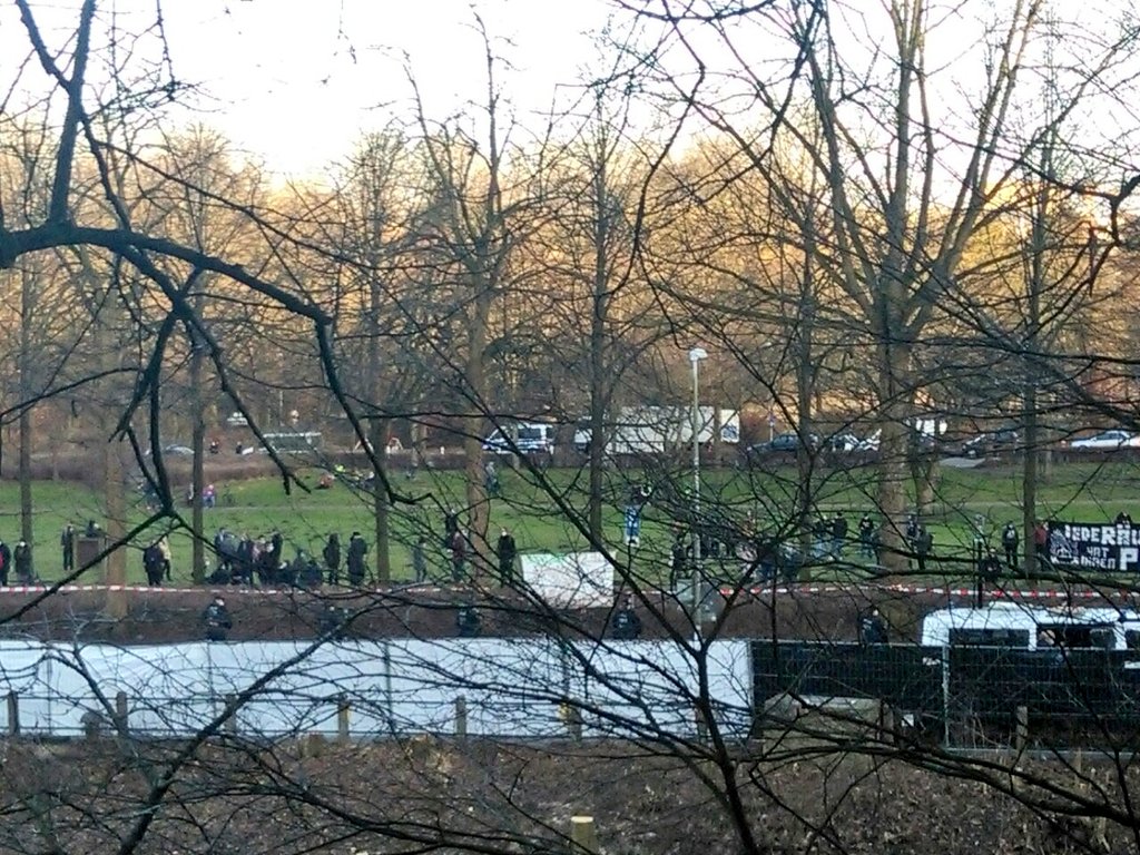 BaWaBleibt's tweet photo. Von dort gab es einen guten Ausblick über die größte Versammlung, die Corona-Hotspot Flensburg seit Monaten gesehen hat.

#dankeJara #dankeSimone #dankeFürDenVirus https://t.co/dMJZDvLjPJ