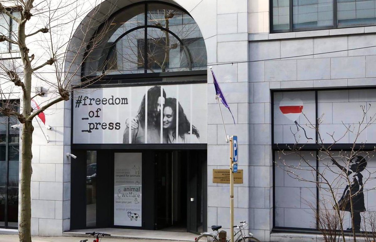 À Bruxelles 🇧🇪 les visages de mes consœurs emprisonnées pour 2 ans au #Bélarus sont affichés sur l’avenue principale. 

Je suis désolé, Katsia et Dasha, à Paris 🇫🇷 , dans ma ville, toujours rien. La ville lumière, qui m’a fait rêver il y a 7 ans.

Oui, c’est un cri de désespoir.