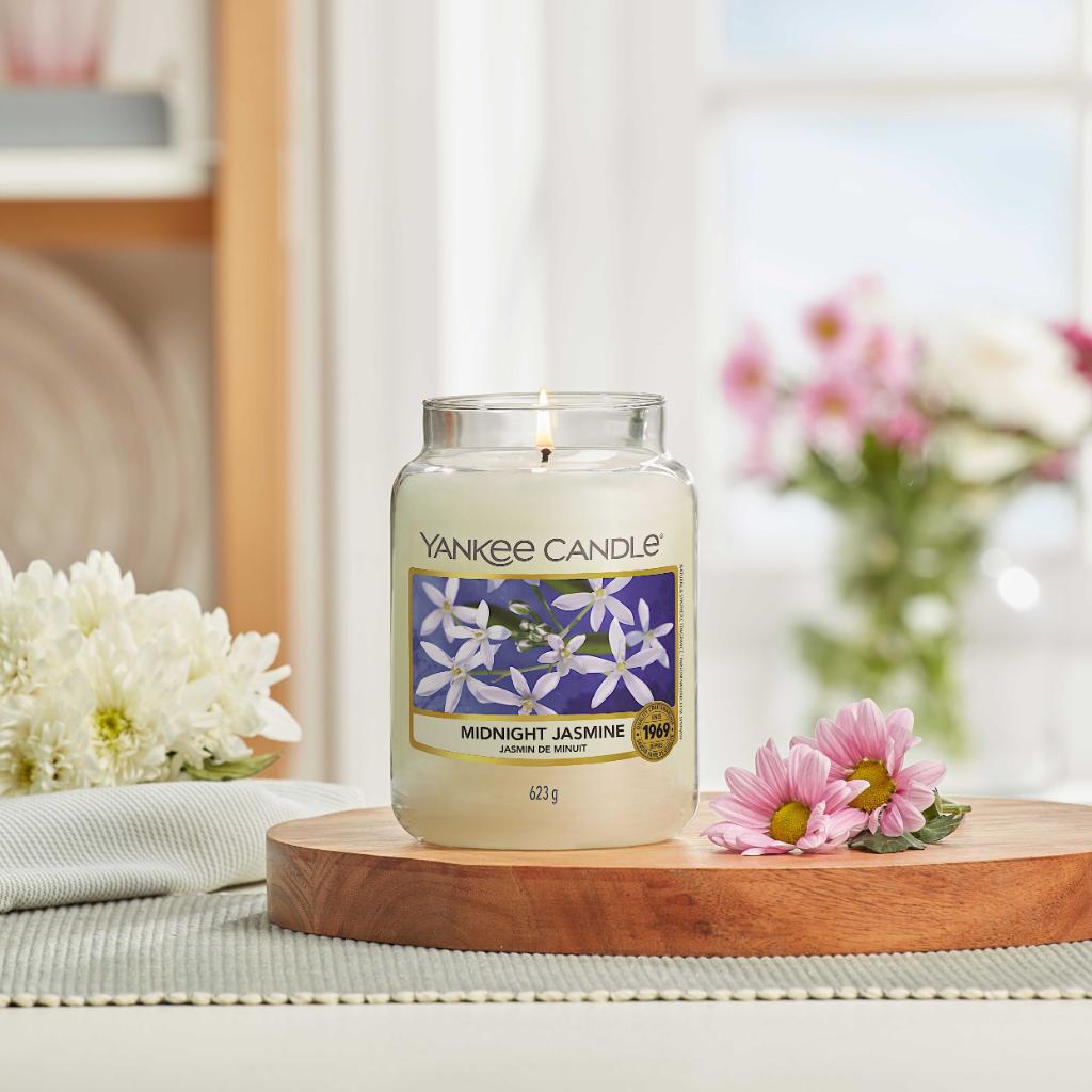 A seductively lush fragrance of water jasmine, sweet honeysuckle, neroli, and mandarin blossom.

#YankeeCandle #MidnightJasmine

spr.ly/6011HiQXf