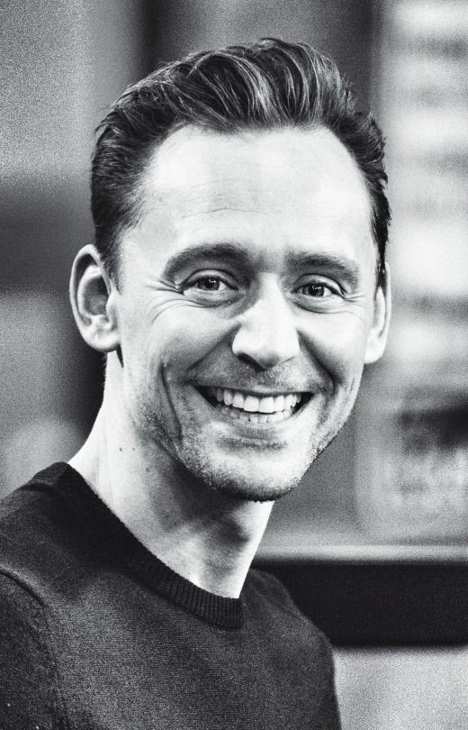 TomTheNextLevel's tweet photo. #SmileSunday #TomHiddleston #BecauseThatFace #MyEdits https://t.co/HqQOK9I5Vc
