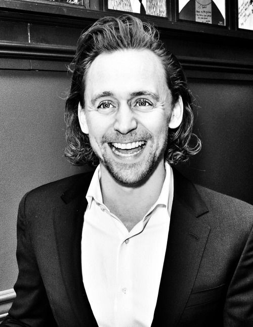 TomTheNextLevel's tweet photo. #SmileSunday #TomHiddleston #BecauseThatFace #MyEdits https://t.co/HqQOK9I5Vc