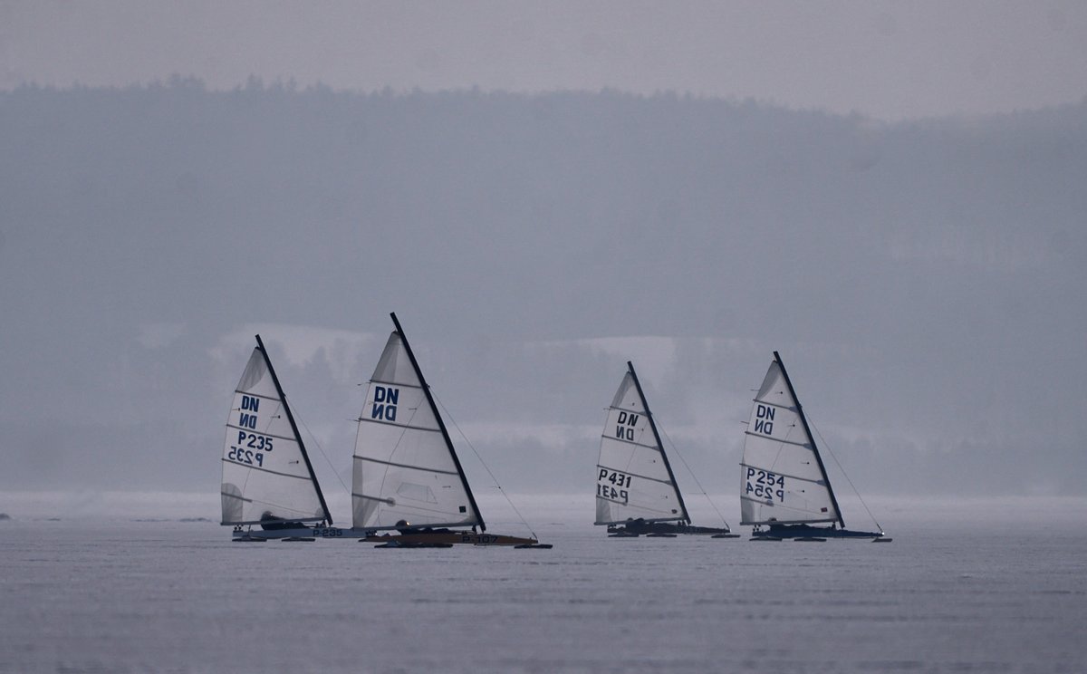 Tomasz Zakrzewski i Laura Banach złotymi medalistami Międzynarodowych Mistrzostw Polski w bojerach. Na Zalewie Wiślanym w Krynicy Morskiej ścigało się 60 zawodników i zawodniczek z Polski, Węgier, Szwecji i Niderlandów. 

pya.org.pl/polski-zwiazek…

#bojery #polsailing #pzż