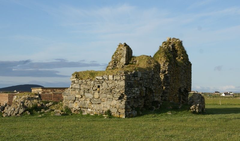 acmacleods's tweet photo. Castles that have been owned by the Clan MacLeod have included Gunnery of MacLeod, near to Borve, on the Isle of Berneray, North Uist. Norman MacLeod of Berneray who was the laird of the island was born there. He was a famous scholar and fought at the Battle of Worcester in 1651. https://t.co/ZY4hHrUFKd