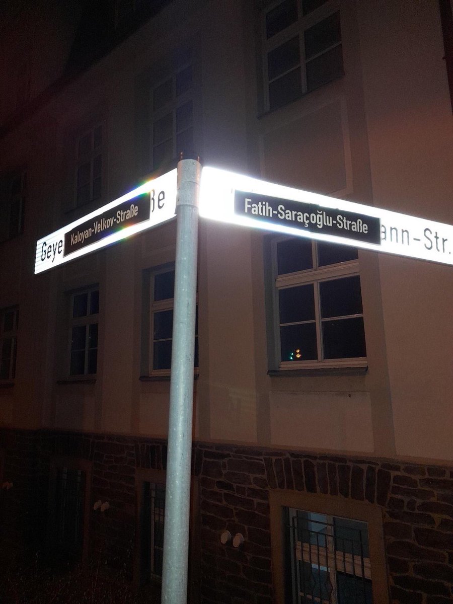 Nachtrag: In zahlreichen Städten im Erzgebirge wurden im Rahmen des Gedenkens an den faschistischen Anschlag von #Hanau vor einem Jahr, etliche Straßen umbenannt. So geschehen in #Aue, #Zwönitz, #Schwarzenberg, #Annaberg-Buchholz, #Thum, #Geyer, #Marienberg und weiteren. 1/2