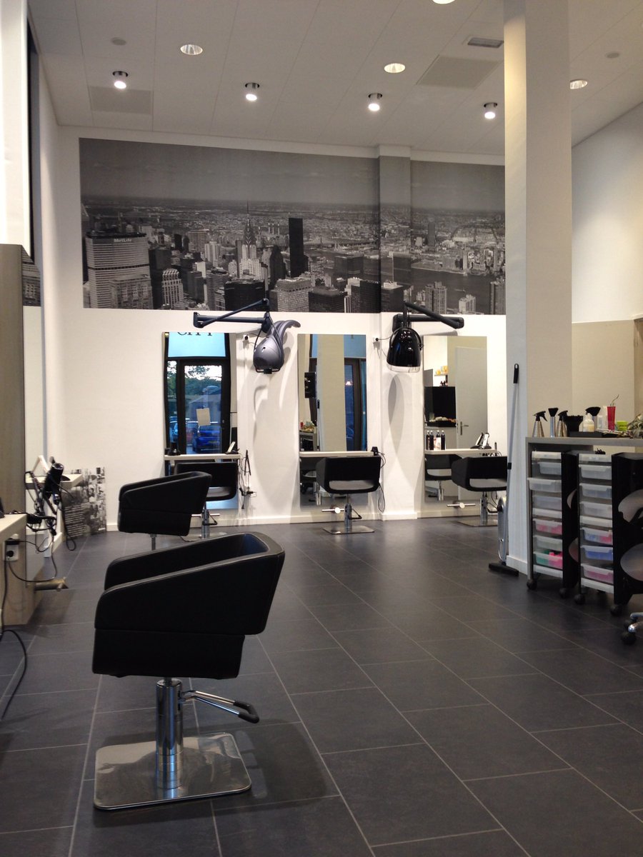 Vanaf 2 maart kunnen wij zoals het er nu naar uitziet weer✂️!
U kunt het makkelijkste via onze website online een afspraak inplannen.
Tot snel!