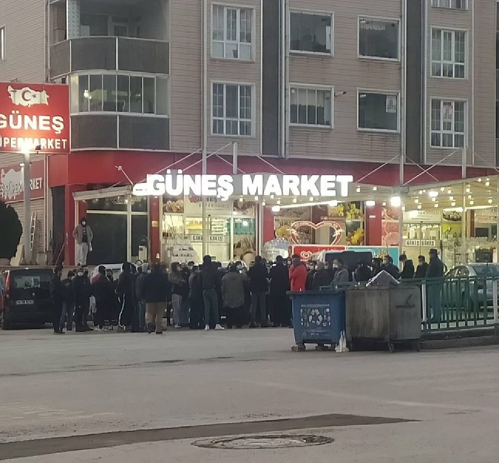 fun4beun's tweet photo. Karabük esnafı toplanarak Karabük Üniversitesinin açılması için eylem yaptı. https://t.co/4DmOuR9oLW