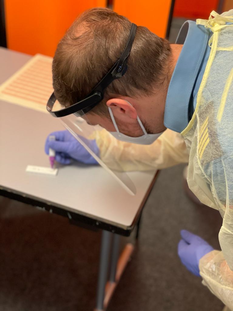 A516DON's tweet photo. Besatzungsmitglieder des Tender DONAU unterstützen das DRK Neumünster bei den Schnelltests im Pflegeheim. Wir sind stolz einen aktiven Beitrag zur Bekämpfung der Corona-Pandemie im Rahmen der #Amtshilfe leisten zu dürfen. ⚓
#Strongertogether #Hilfeleisten https://t.co/nmX5oUeqI4