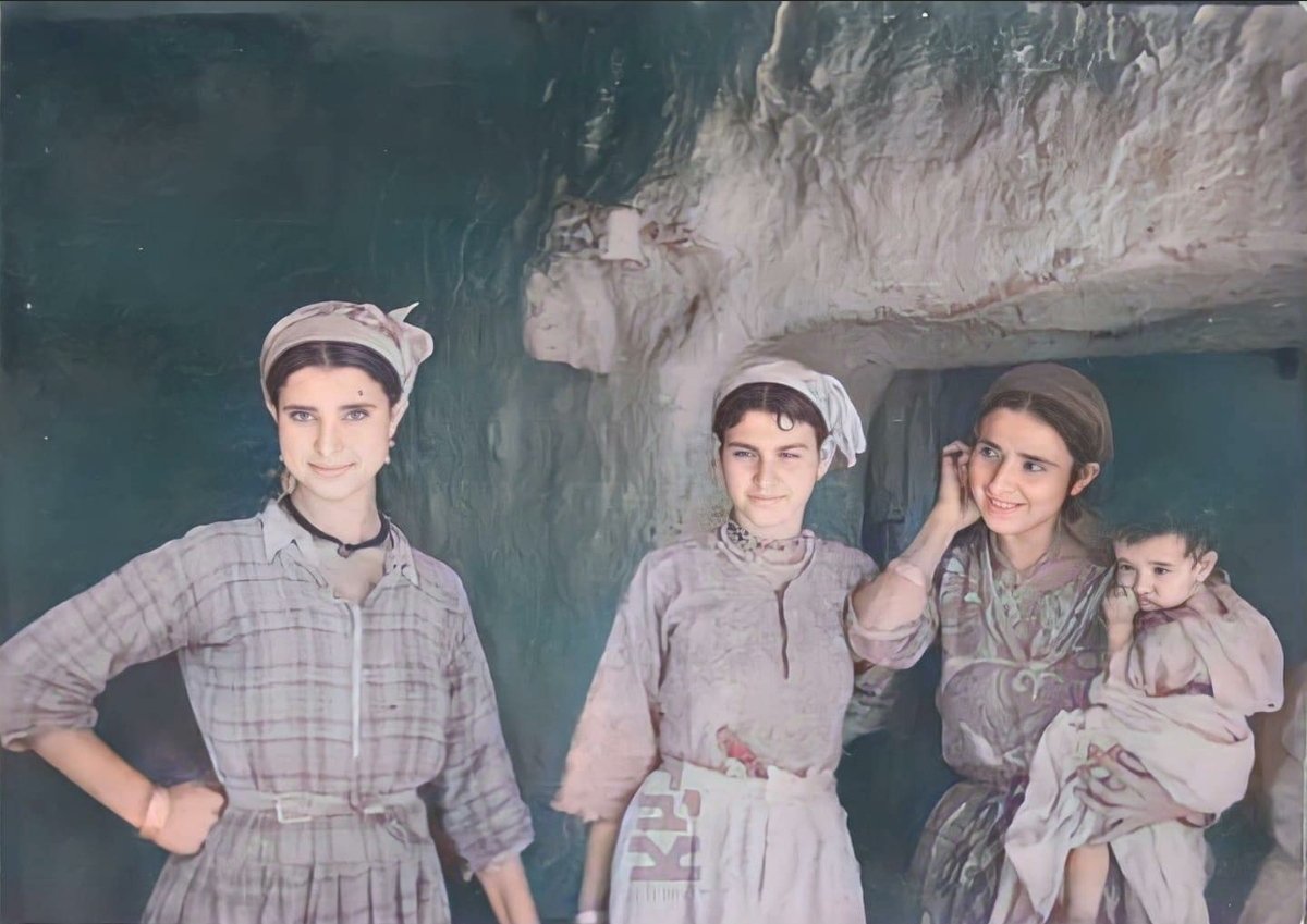 MoroccanRadar's tweet photo. A colorized photograph of Moroccan jewish women from the high Atlas mountains in 1954 🗻🇲🇦 https://t.co/PqgjRduceX