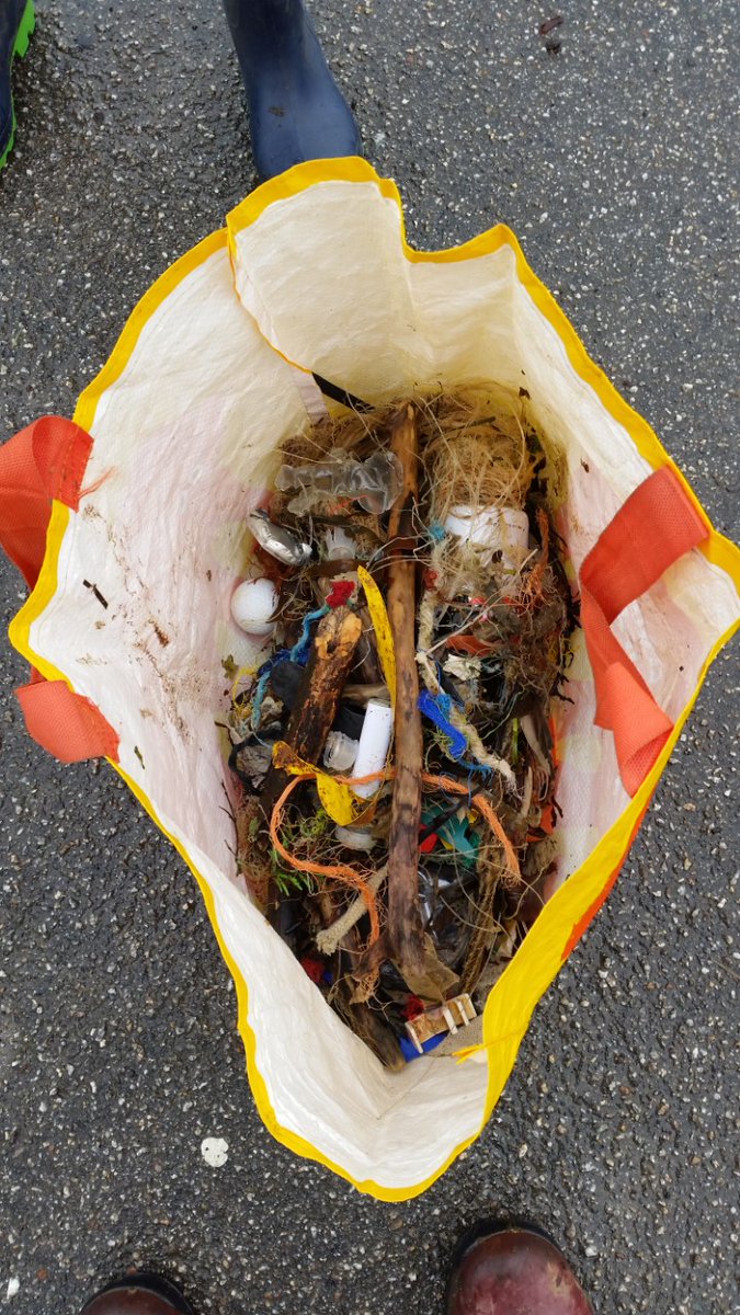PenzanceHour's tweet photo. Spent an hour on Wherrytown beach collecting rubbish. Josh helped and 2 young girls also joined us. Most of this stuff is marine litter. Small bits of fishing gear. #2minbeachclean #properjob #cornwallhour #plastickills #plasticfreepenzance #wdyt Please everybody do it. #1bag https://t.co/22eR54oB6T