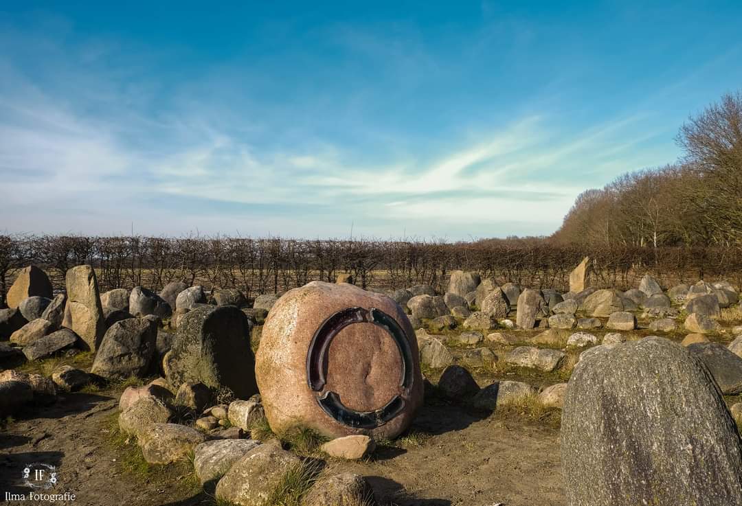 Onderweg van wandelroute Beekdal Hondstong @drentwatchers <a href="/RTVDrenthe/">RTV Drenthe</a> <a href="/drentslandschap/">Het Drentse Landschap</a> @Recreatieschap <a href="/marketingdrenth/">Marketing Drenthe</a> <a href="/Hondsruggeopark/">DeHondsrugGeopark</a> #monument #gebrokencirkel