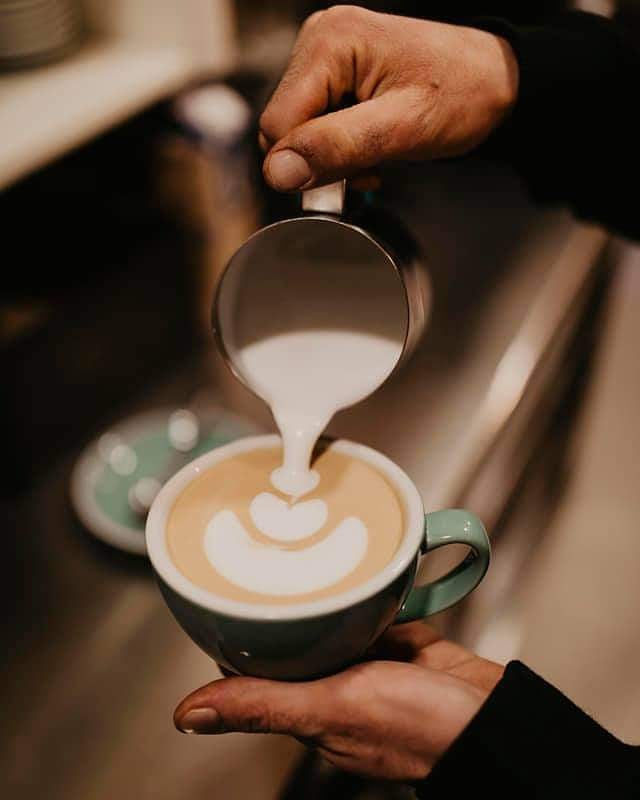 🖐️⛔ Sí quieres ser barista para dibujar en un café; mejor no lo hagas. Dominar la técnica del latte art está genial; pero ser barista es otra historia. #Barista #café #latteart #pasión #Galicia