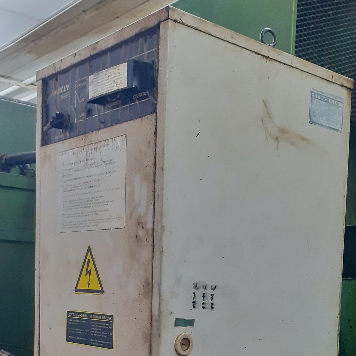 machine_support's tweet image. Changing out old Daikin oil chiller. Old unit out, new piping sourced #stauffeastanglia. New chiller mounted onto machine tool, connected and commissioned. #ukmfg #productivity @machine_support