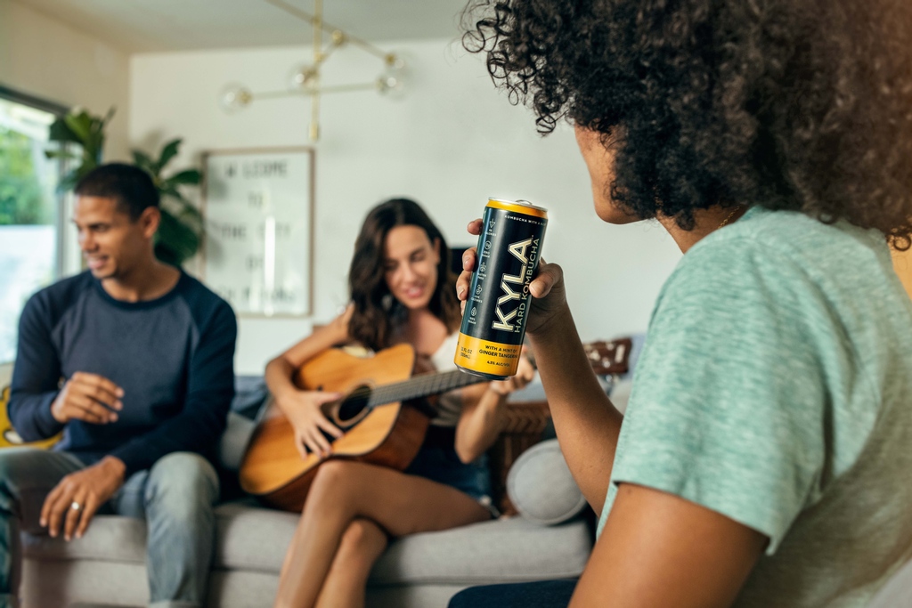 90 calories, 0 sugars, 2 carbs and oodles of live cultures - a mid-week hang with friends doesn’t mean you have to wake up feeling like it. More hang, less over is music to our ears. 🎼

#buzzwithbenefits #boochlove #hardkombucha #hangwithouttheover