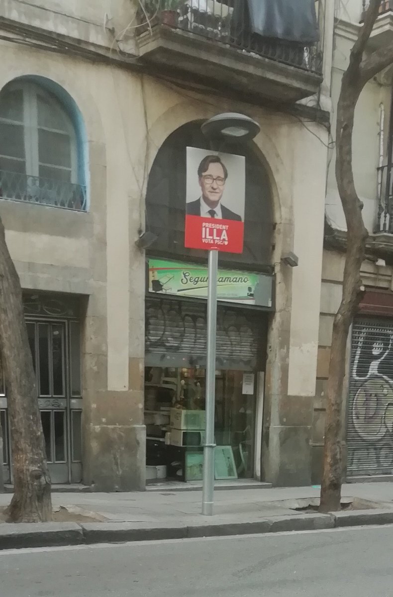 La4tu's tweet photo. 2 diumenges q totes les botigues d'andròmines i alguns basars atenen amb les persianes a mitges... https://t.co/StIAaVztSd