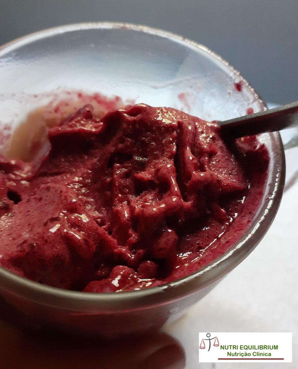 Debamelo1's tweet photo. Salvador + verão = sorvete 🍨
 Esse é de amora + banana da prata 
Modo de fazer: amora congelada e banana da prata congelada  pulsa no processador de alimentos até a consistência desejada. 

Prático, delicioso e muito saudável. Rico em antioxidantes, vitaminas e minerais. https://t.co/gkyArIbj9w
