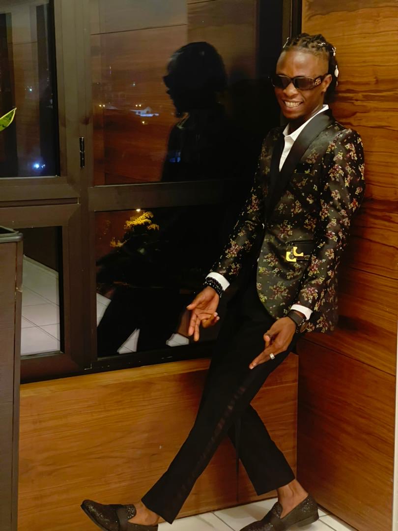 Icons stand up! <a href="/itsLaycon/">Laycon</a> is here at the #14thHeadies