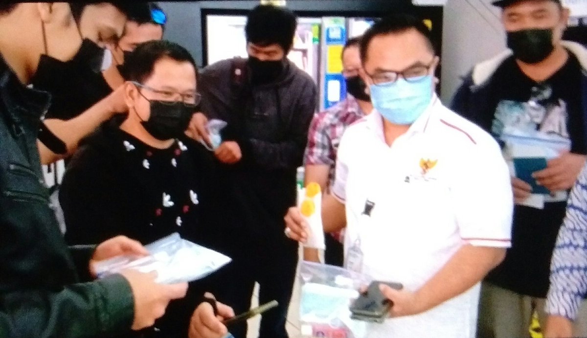 SukmoHarsono's tweet photo. 19 feb21 di bandara Tocumen Panama saya membantu repatriasi 11 ABK yg akan kembali ke tanah air.cek dokumen,kesehatan,dan masalah jk ada, berikan masker,handsanitizer,makann dan kopi. 11 ABK asal Tegal,Manado,Buton,dll.#saya melayani.@tribunnews https://t.co/fdTKpkEgsY