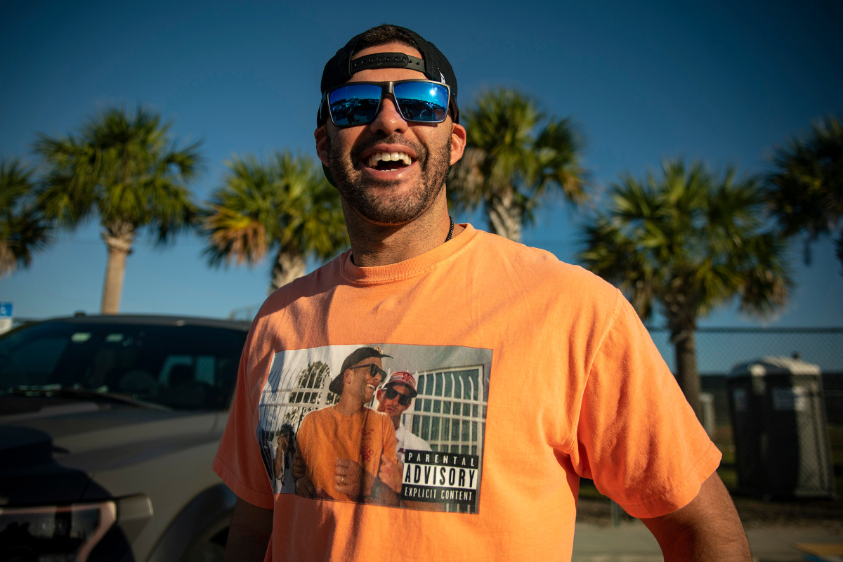 J.D. Martinez arrives at Red Sox camp in 'tipsy' Tom Brady shirt