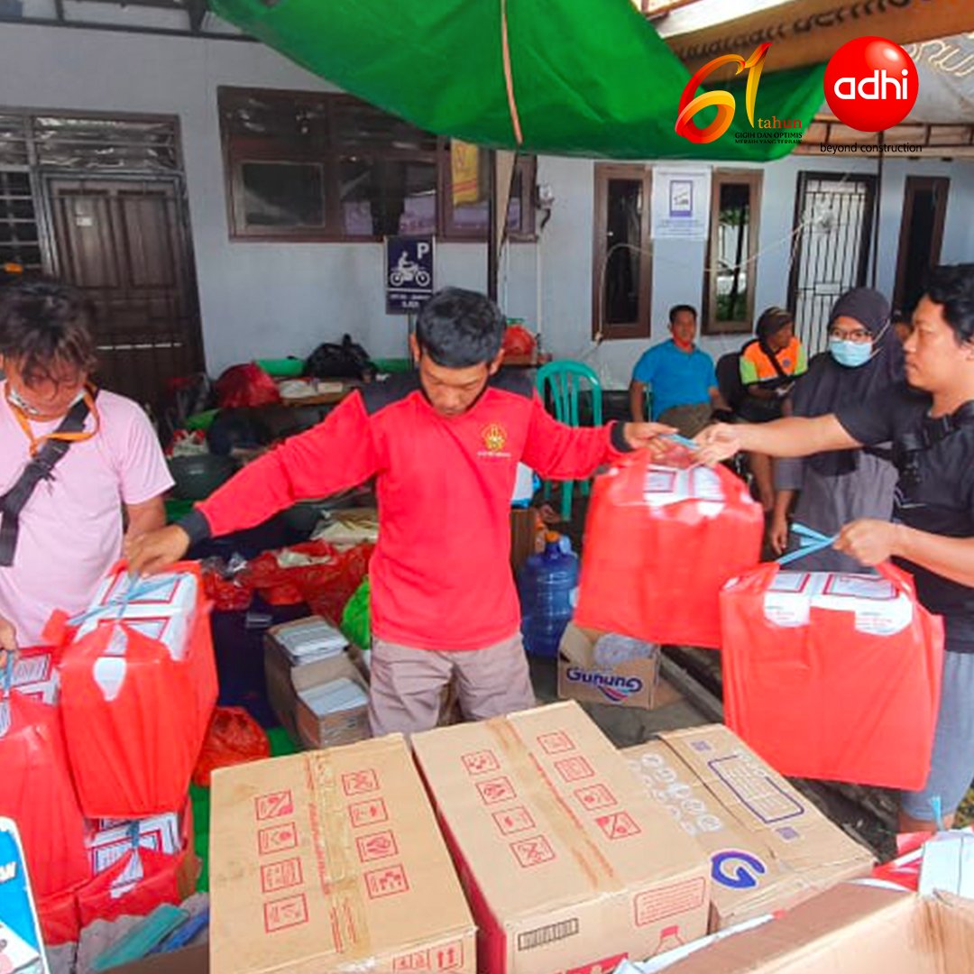 adhikaryaID's tweet photo. #ADHIPeduli cepat tanggap dalam membantu para korban Bencana Banjir Jakarta.
ADHI memberikan bantuan kepada para warga di wilayah RW 7 Rawajati, Jakarta Selatan. Bantuan berupa makanan siap saji dan air mineral, yang diperuntukkan bagi para warga.
#ADHIKarya
#BanjirJakarta https://t.co/AEepQn3Hdl
