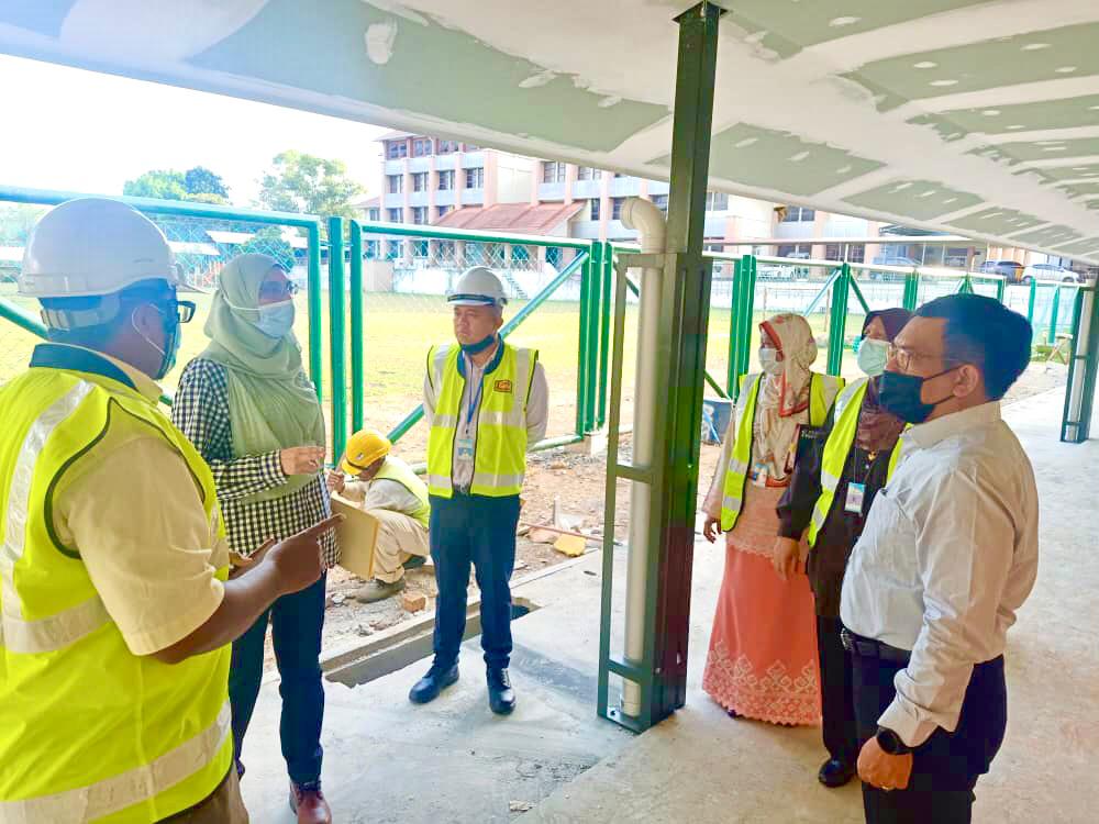 JKRPutrajaya's tweet photo. Lawatan turun padang Ketua Pengarah Kerja Raya (KPKR) ke tapak projek tambahan 35 bilik darjah sekolah-sekolah Di Wilayah Persekutuan Putrajaya yang melibatkan 5 buah sekolah rendah.
@JKRMalaysia @IrZulkefly @anita_shafie @BPP_JKRWPP https://t.co/HPB7BSKdpx