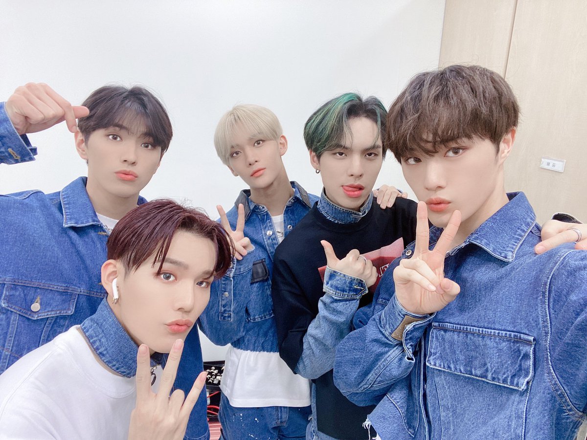 ClXTWT_'s tweet photo. ·   ﹫   C!X     𔘓     ‹     𝘂𝗽      ৵     dateㅤ╱⠀ new    ▭ ⠀𝗲𝘃𝗲𝗻𝘁  #MXMAreTheOnes 

Aquí llegamos la OT5 bien guapos al esperado #MXMDBT, listos para subir al escenario en un rato a darlo todo. Les deseamos mucho éxito hoy, gracias por invitarnos! 🤝 https://t.co/7u2ogllrgg