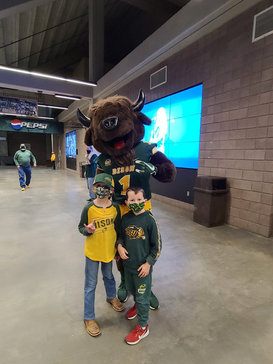 40burks's tweet photo. #scheelsgameday https://t.co/ndKaS9h1xy
