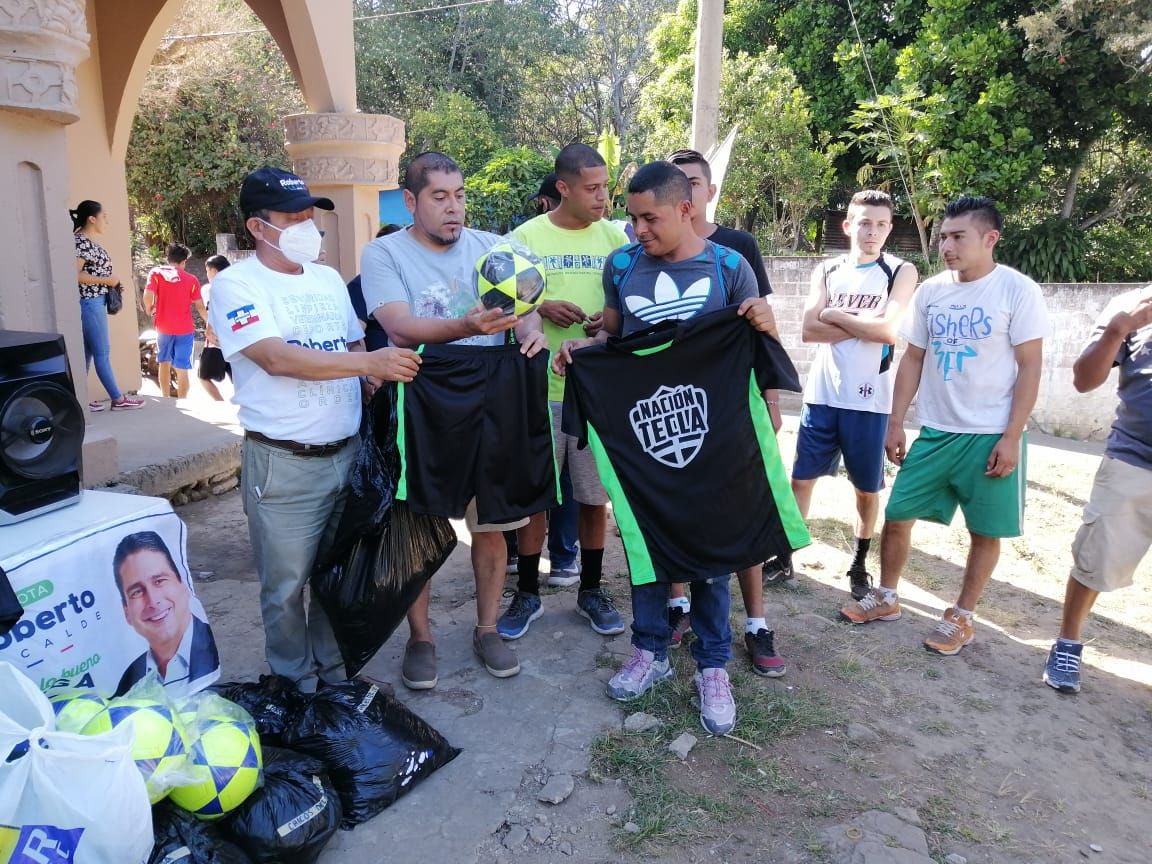 Hoy entregamos uniformes, balones y trofeos que se utilizarán en el torneo de fútbol rápido en el Cantón Matazano. 

¡Ya estamos más que listos para arrancar con una nueva temporada de fútbol!

#SantaTecla #LaCapitalDelDeporte