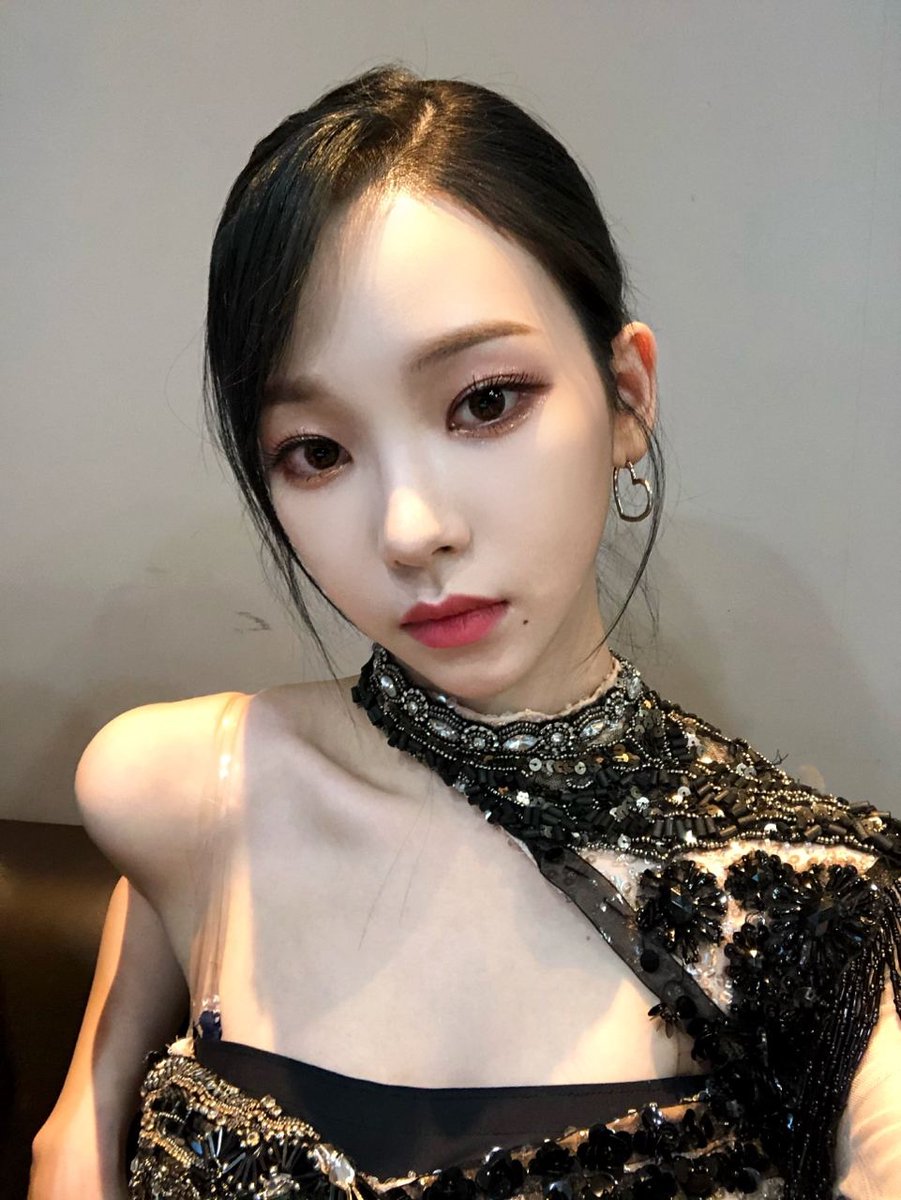 weaestrally's tweet photo. ゅִ   🔮   /     ๋    𝗯𝗲    ⋆    mч    ⋆     æ     ¡    𝗐𝖾   :   re  _  ⭒  ﹫.  æs   :   𝘁𝗿𝗮𝗹𝗹𝘆   ✰   𝕦𝕡  ,,   𝕕𝕒   ꜜ   te.⁦ #GLASSFLIESDBT⁩ ⁦ %  #TIMEFORGF⁩

Evie dejo a las demás chicas para asistir al debut de las más preciosas! Les desea muchos éxitos! https://t.co/Nd23OLYqOc