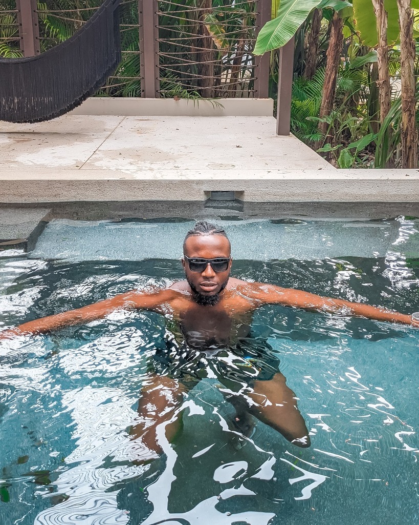AzeezBakare_'s tweet photo. One of my favorite ways to relax in Costa Rica 🇨🇷 - NINTA BEACHFRONT with a private pool #puravida⁠
⁠
@NantipaCR vibes on day 860 🙌🏾 https://t.co/yCo1XRBRiz https://t.co/Tg7R17rZLO