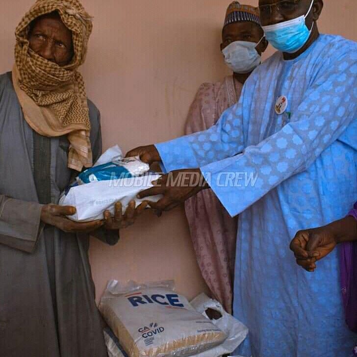 KatsinaC's tweet photo. AN KADDAMAR DA RABA TALLAFIN CORONAVIRUS (COVID-19) KARO NA UKU A KARAMAR HUKUMAR DUTSI.
A ranar Lahadi 21/02/2021 Kwamishinan ma'aikatar yada labarai na Jihar Katsina Hon. Abdulkareem Yahaya Sirika ya kaddamar da raba kayan tallafi.https://t.co/rw3YRi53f2 https://t.co/3dFFU9jibd
